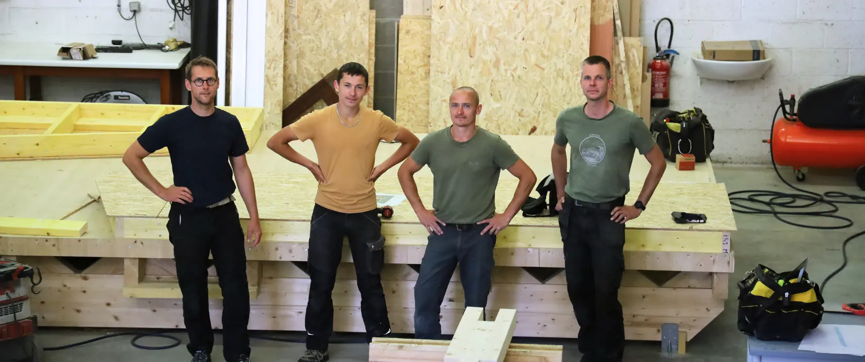 Équipe d’Audomar’Bois, charpentiers et menuisiers à Saint-Omer – savoir-faire artisanal et travail du bois depuis 20 ans.
