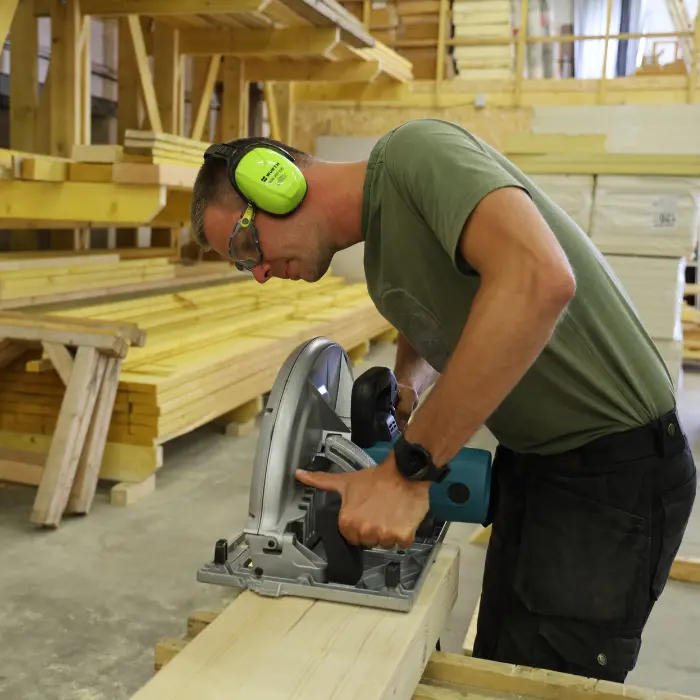 découpe de bois dans l'atelier Audomar'Bois à Saint-Omer (62)