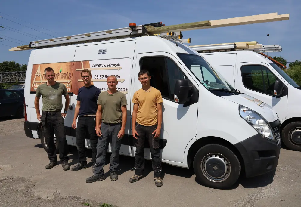 l'équipe Audomar'Bois devant le camion de la société