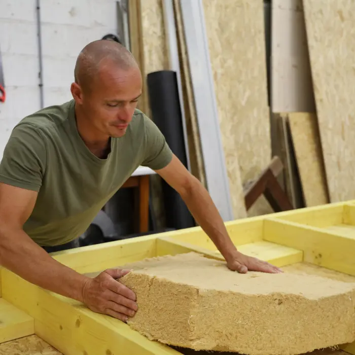 isolation d'une charpente dans l'atelier Audomar'Bois à Saint-Omer (62)