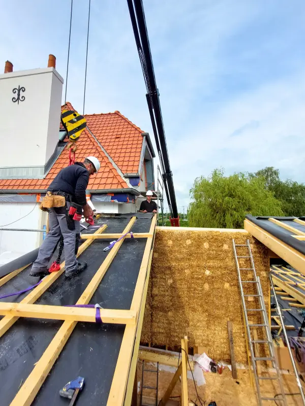 pose de la charpente à la grue pour une extension d'entreprise à Saint-Omer, par Audomar'Bois Saint-Omer (62)