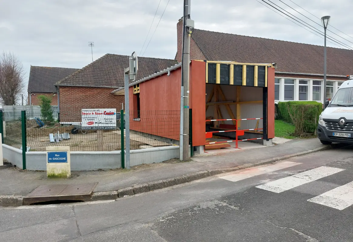 charpente du garage en cours de réalisation à Saint-Martin-Lez-Tatinghem, par Audomar'Bois (62)