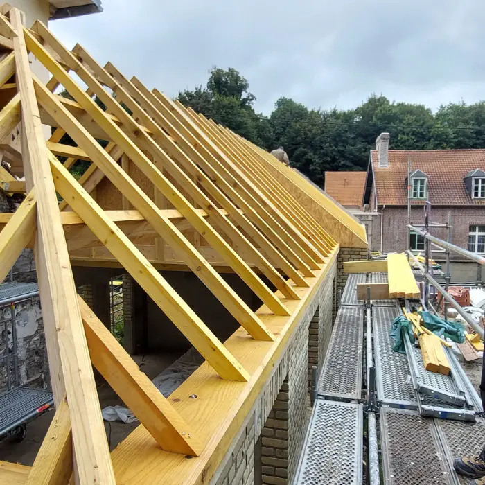 pose d'une charpente traditionnelle en bois massif par notre équipe Audomar'Bois à Saint-Omer (62)