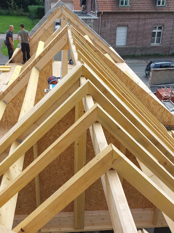 photo de la charpente vue du dessus sur le chantier à Esquerdes de la charpente créée chez Audomar'bois à Saint-Omer (62)