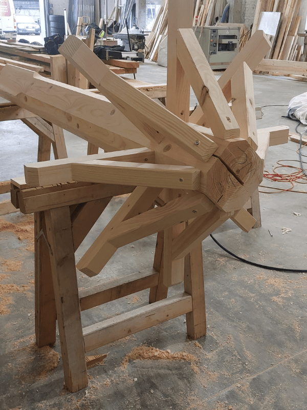 construction de poteaux pour la cours de récréation à l'école de Moulle, Audomar'Bois Saint-Omer (62)