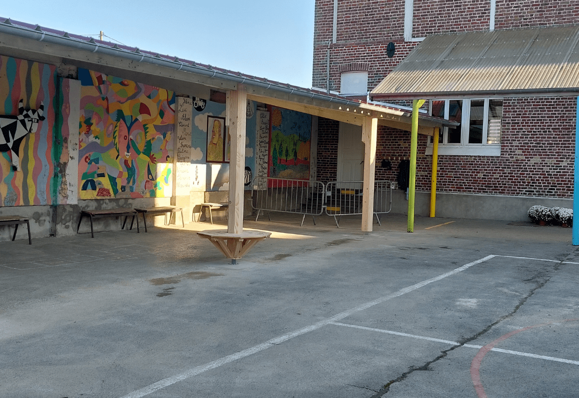 vue complète de la cours de récréation à l'école de Moulle après la pose des poteaux, Audomar'Bois Saint-Omer (62)