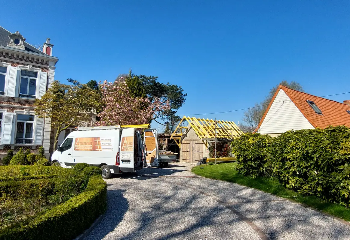 charpente d'un garage à Bonningues les Ardres en cours, par Audomar'Bois à Saint-Omer (62)