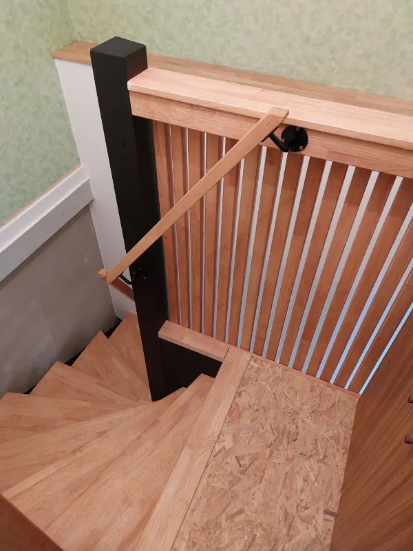 pose d'un garde-corps pour un escalier à Watten, Audomar'Bois à Saint-Omer (62)