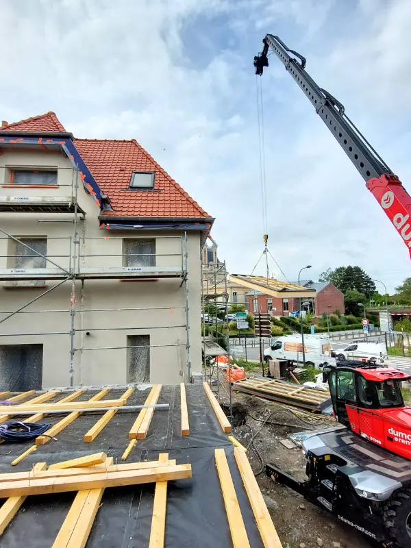 pose de la charpente à la grue pour une extension d'entreprise à Saint-Omer, par Audomar'Bois Saint-Omer (62)