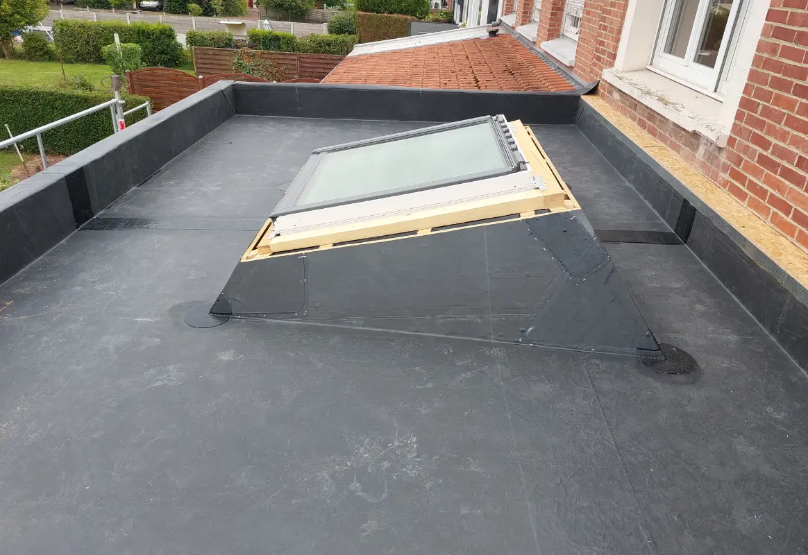 photo de la lucarne et de la membrane sur le toit plat de la véranda à Hazebrouck, Audomar'Bois Saint-Omer (62)