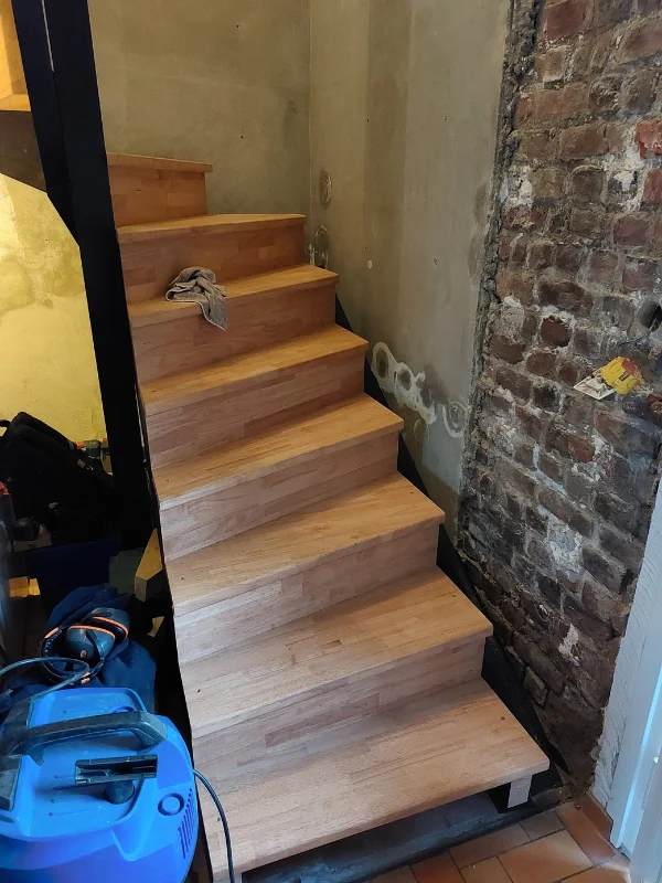 pose des marches pour l'escalier à Watten, réalisé par Audomar'bois à Saint-Omer (62)