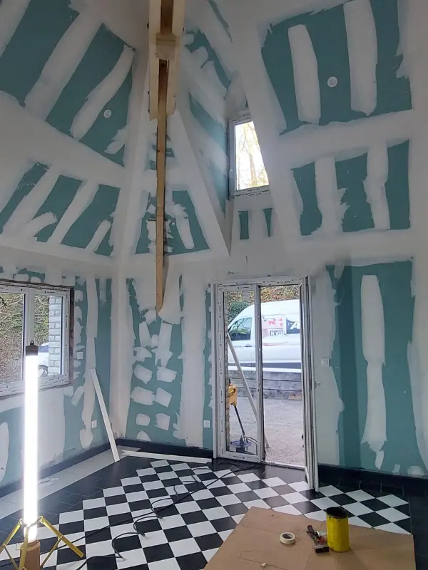 pose du placo sur le chantier à Esquerdes, Audomar'bois à Saint-Omer (62)