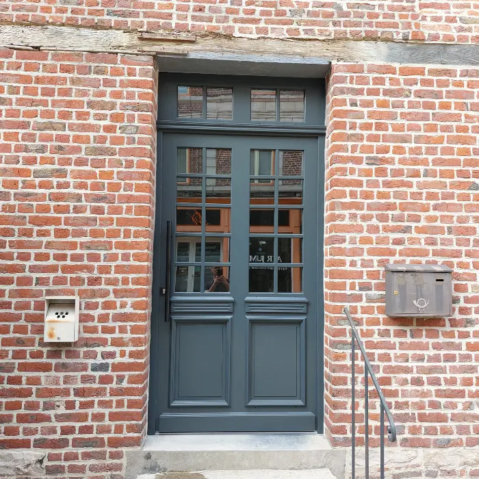 remplacement d'une porte d'entrée grise à Aire-sur-la-Lys par notre équipe Audomar'Bois à Saint-Omer (62)