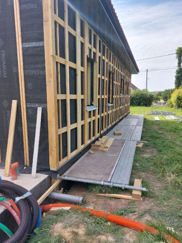 pose du bardage sur le chantier de Selles, Audomar'bois à Saint-Omer (62)