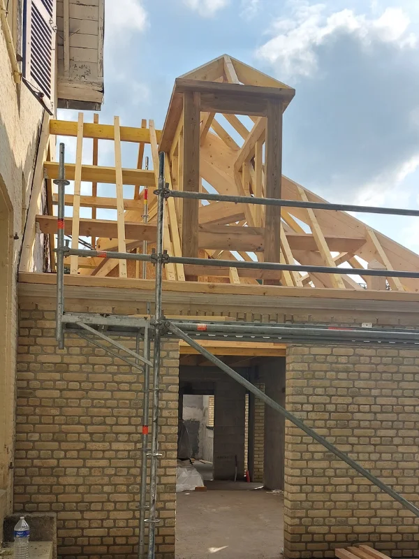 pose de la fenêtre dans la charpente sur le chantier à Esquerdes de la charpente créée chez Audomar'bois à Saint-Omer (62)