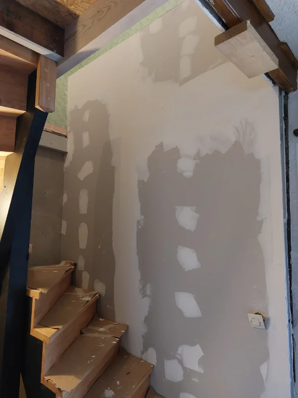 pose du placo pour l'escalier à Watten, réalisé par Audomar'bois à Saint-Omer (62)