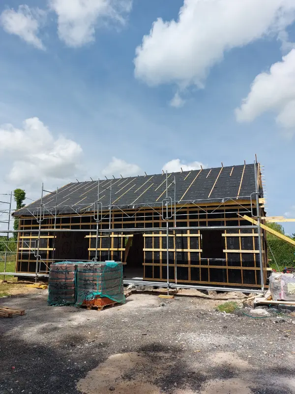 grue qui lève la charpente pour la poser sur le chantier à Selles, Audomar'Bois Saint-Omer (62)