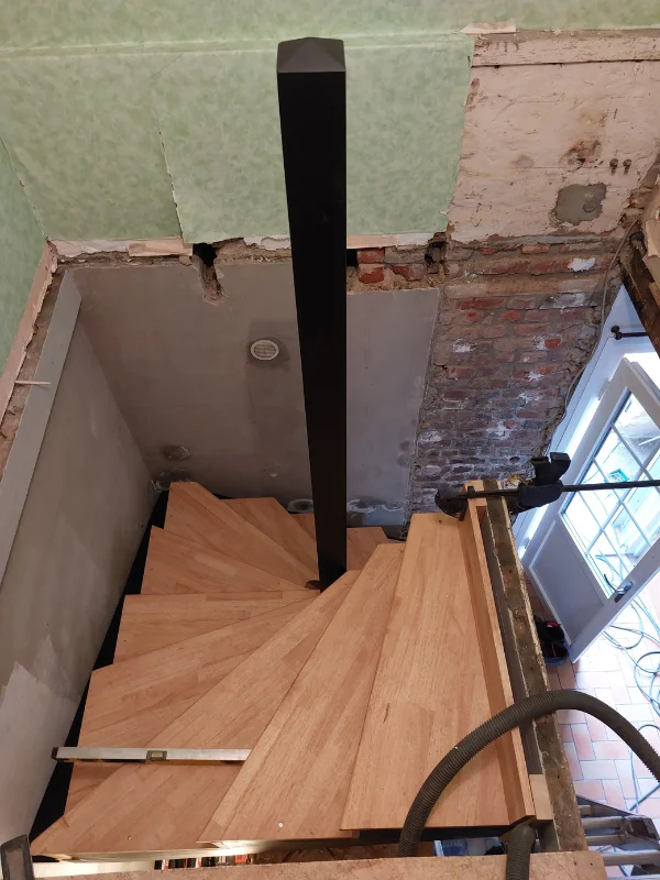 pose du poteau central de l'escalier à Watten, réalisé par Audomar'bois à Saint-Omer (62)