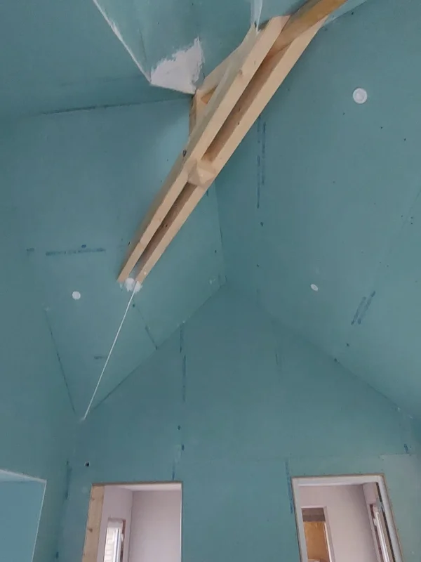 pose poutre apparente sur le chantier à Esquerdes de la charpente créée chez Audomar'bois à Saint-Omer (62)