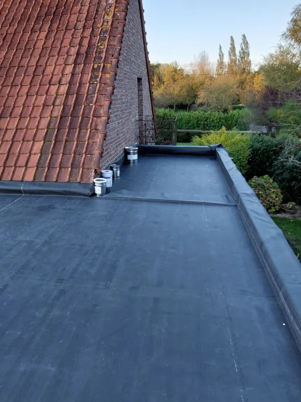 membrane sur un toit plat, extension à Moringhem, réalisé par Audomar'bois à Saint-Omer (62)