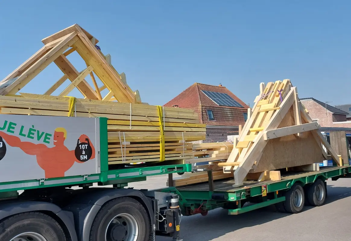 transport sur le chantier à Esquerdes de la charpente créée chez Audomar'bois à Saint-Omer (62)