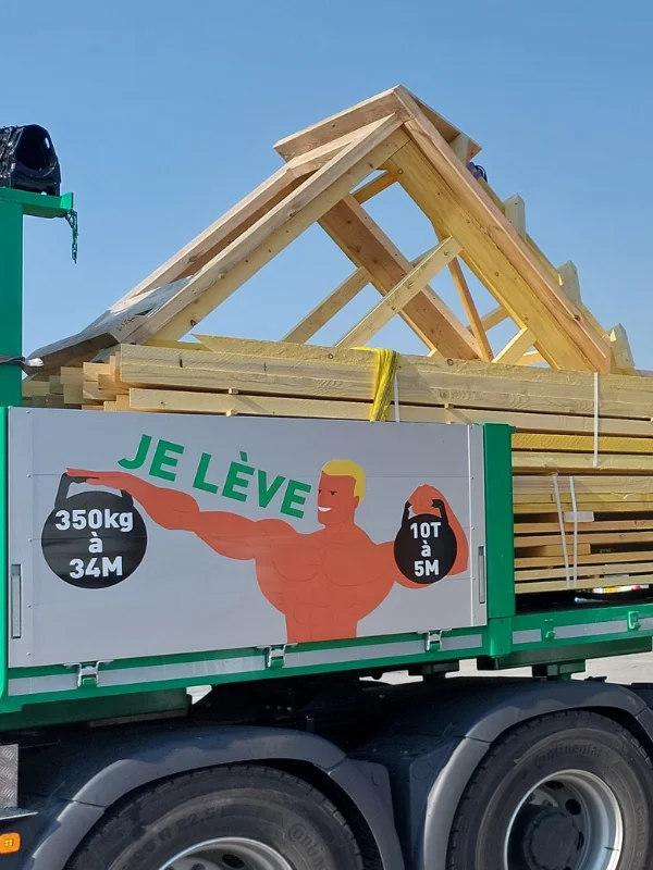 transport sur le chantier à Esquerdes de la charpente créée chez Audomar'bois à Saint-Omer (62)
