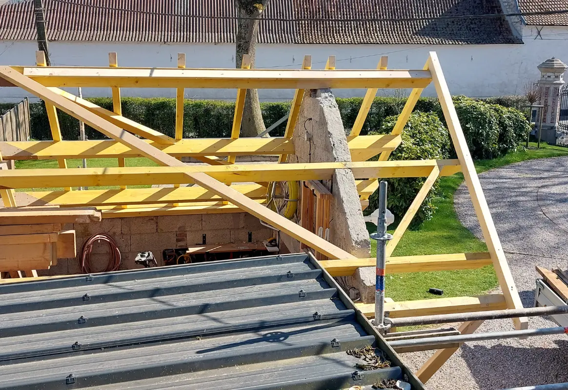 vue du dessus charpente d'un garage à Bonningues les Ardres en cours, par Audomar'Bois à Saint-Omer (62)
