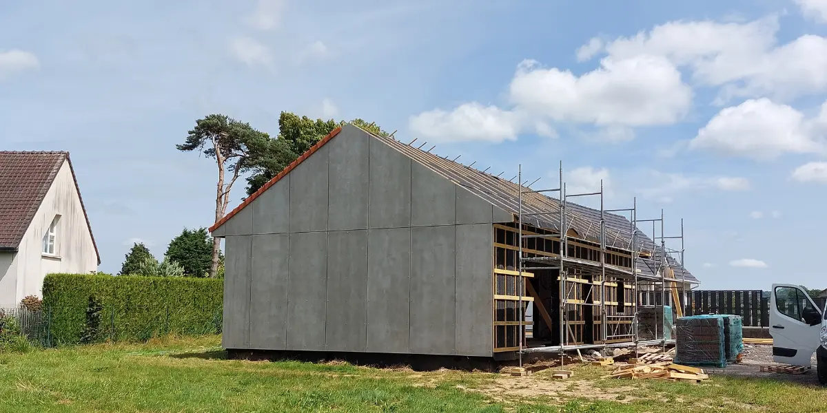 Bardage Viroc gris clair sur une maison ossature bois contemporaine