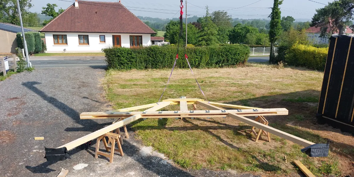 charpente bois posée au sol avant élévation sur une maison ossature bois à Selles