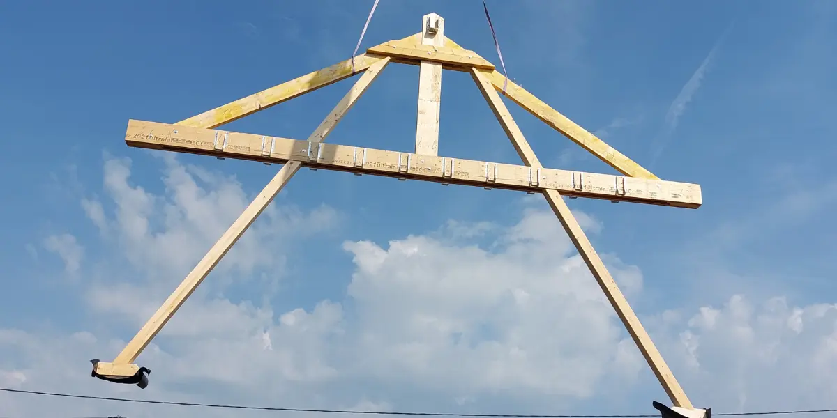 élévation de la charpente bois avec une grue sur une maison ossature bois à Selles