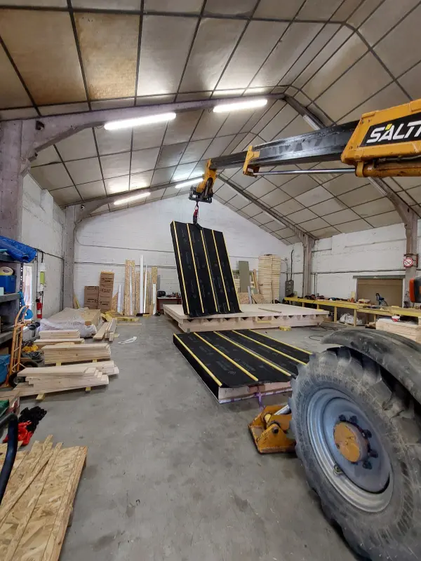 Préfabrication des murs ossature bois en atelier pour une maison individuelle à Selles
