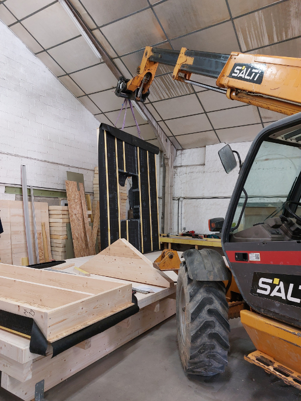 Préfabrication des murs ossature bois en atelier pour une maison individuelle à Selles