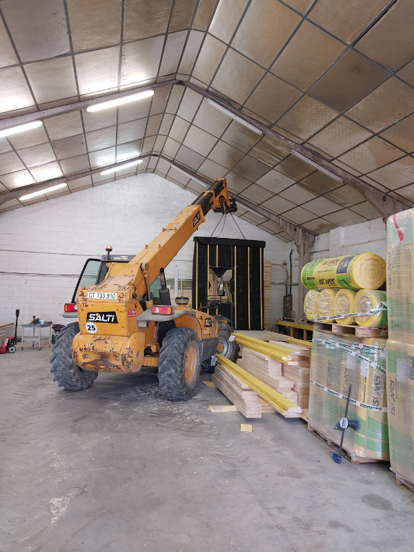 Préfabrication des murs ossature bois en atelier pour une maison individuelle à Selles