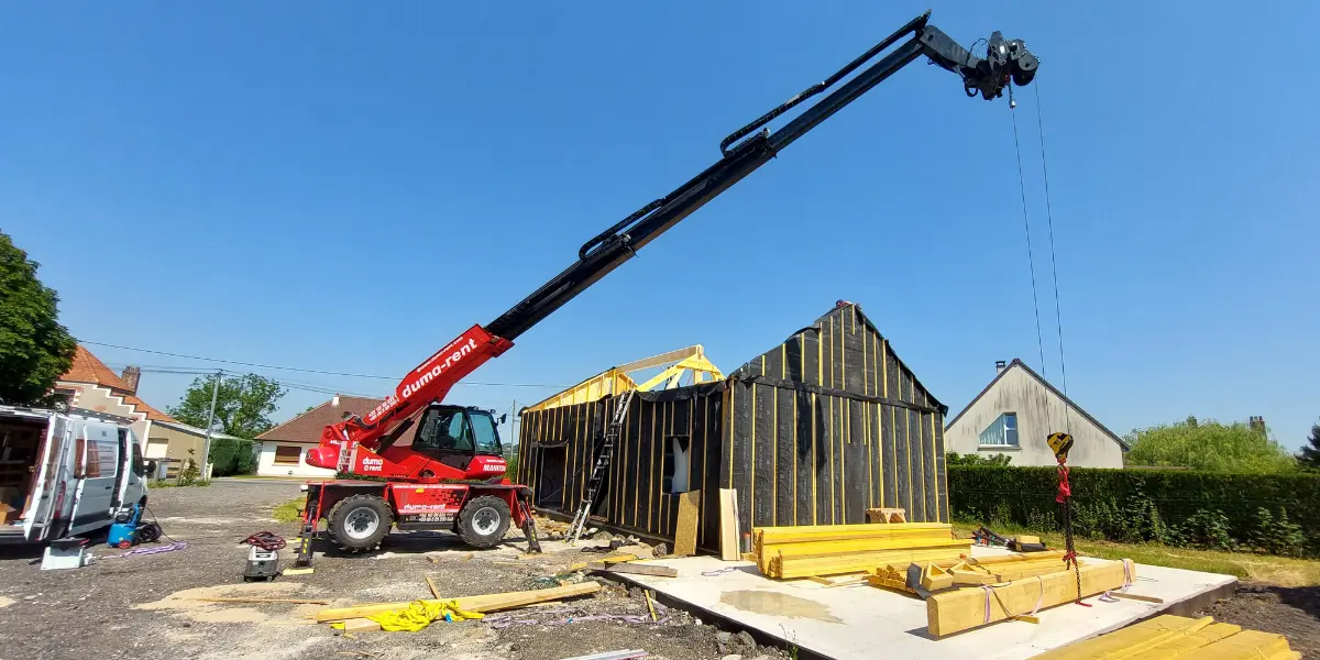 Levage des faitages ossature bois sur un chantier de maison à Selles