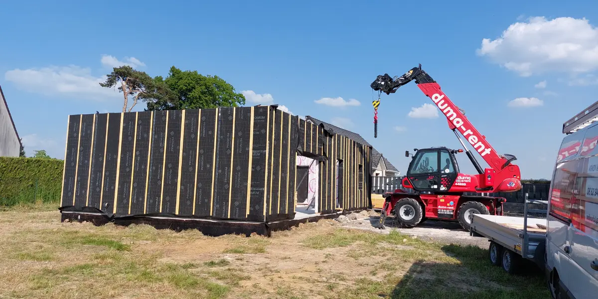 Levage des murs ossature bois sur un chantier de maison à Selles
