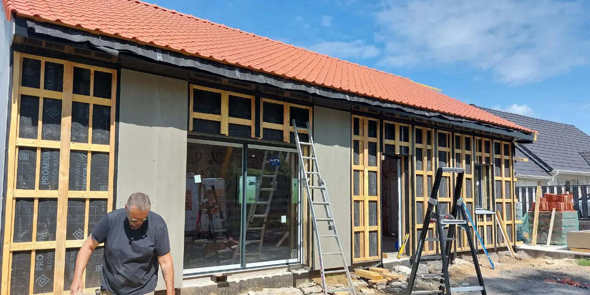 Pose de menuiseries aluminium HUET sur une maison ossature bois à Selles
