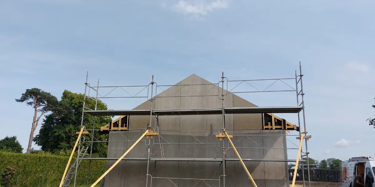 Bardage Viroc gris clair sur une maison ossature bois contemporaine