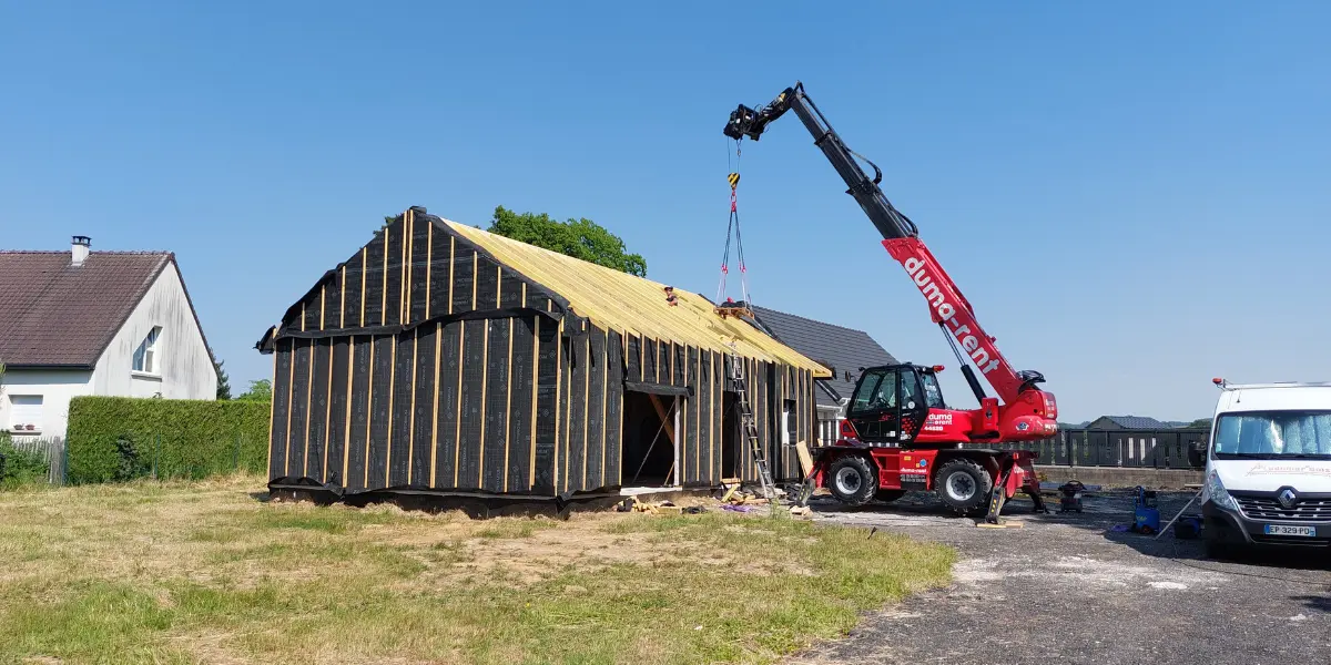 Pose de la charpente bois sur une maison ossature bois à Selles