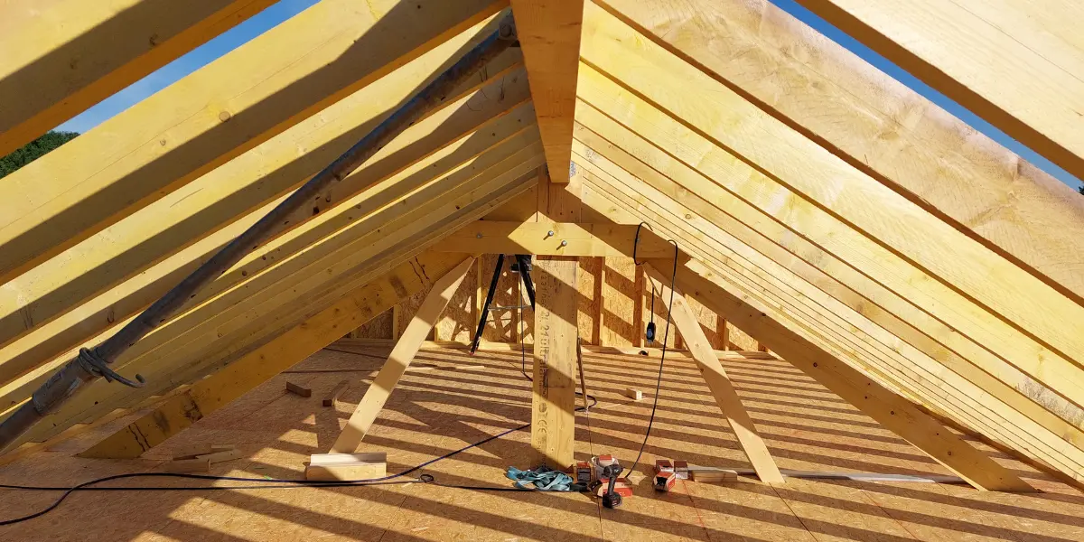 pose de la charpente bois sur une maison ossature bois à Selles