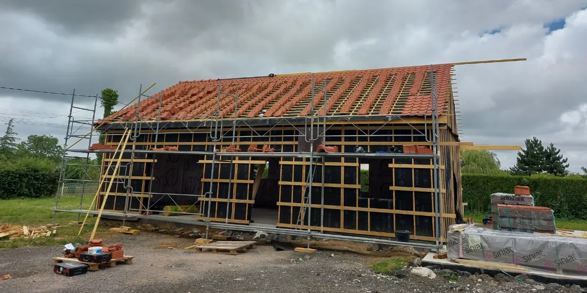 Maison ossature bois mise hors d’eau après la pose de la couverture