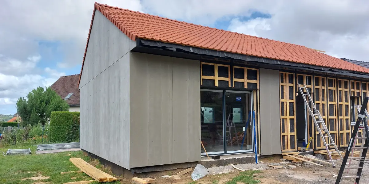 Pose de menuiseries aluminium HUET sur une maison ossature bois à Selles