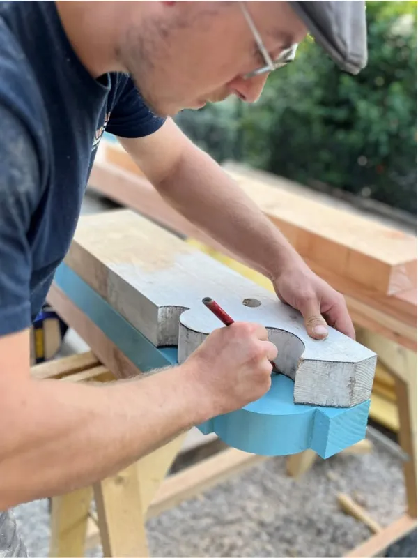 réalisation par Sébastien sur mesure des corbeaux en bois Douglas, villa Marguerite, Saint-Omer (62)